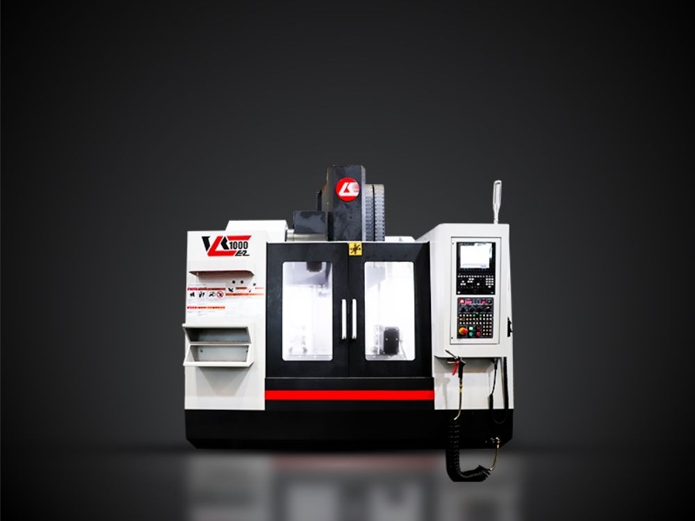 Bir tarafında bir universal makine, diğer tarafında bir CNC makinesi olan iki ekipmanın karşılaştırmasını gösteren bir görsel.